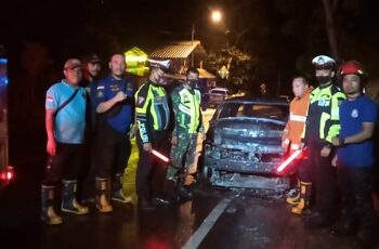 Mobil Terbakar di Jalinbar Tanggamus, Petugas Damkar: Pengemudi “Menghilang”