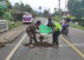 Satlantas Polres Tanggamus Tambal Jalan Berlubang dan Bersihkan Selokan