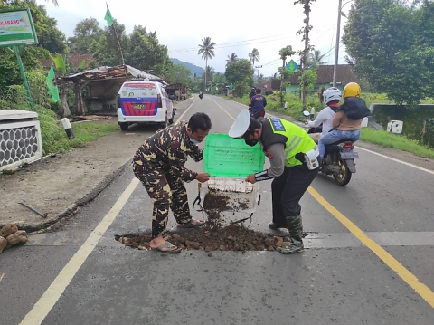Satlantas Polres Tanggamus Tambal Jalan Berlubang dan Bersihkan Selokan