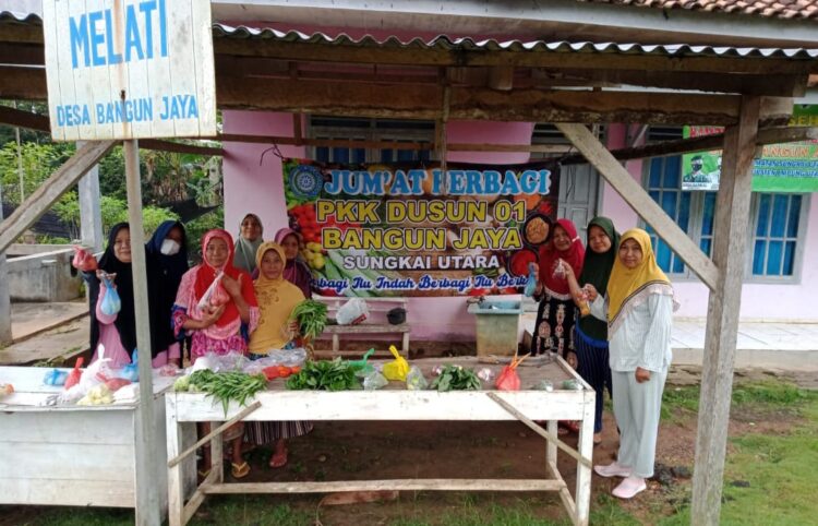 Jum’at Berbagi, PKK Desa Bangun Jaya Bagi Sembako