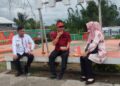 Bupati Parosil Diskusi Sembari Menikmati Keindahan Taman Kota Liwa Di Sore Hari