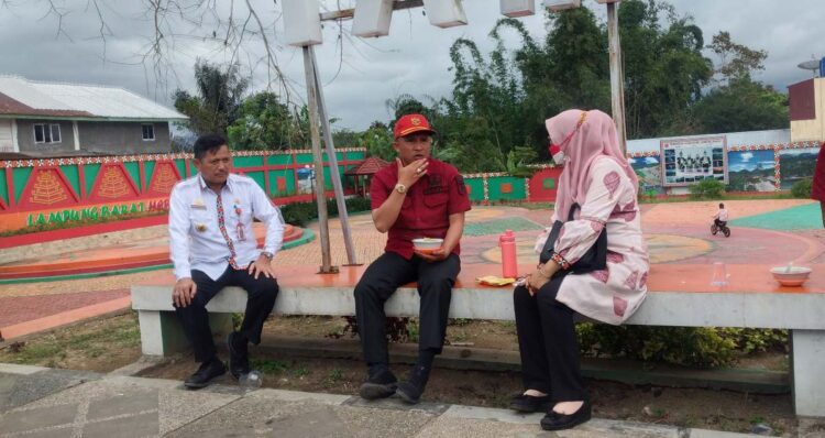 Bupati Parosil Diskusi Sembari Menikmati Keindahan Taman Kota Liwa Di Sore Hari