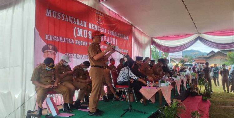 Parosil memberikan sambutan saat acara Mustembang Kecamatan