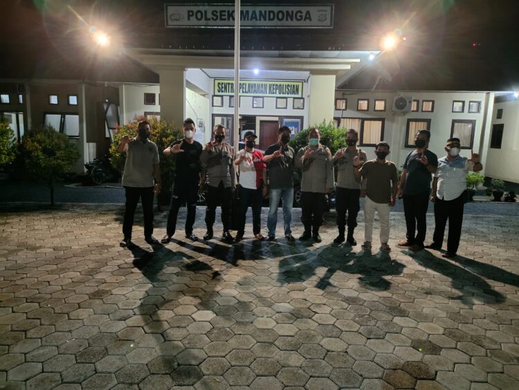 Ingin Lihat Salah Satu Tempat Kapolres Mesuji Pernah Bertugas, Kontingen HPN Kendari PWI Mesuji Sambangi Mapolsek Mandonga.