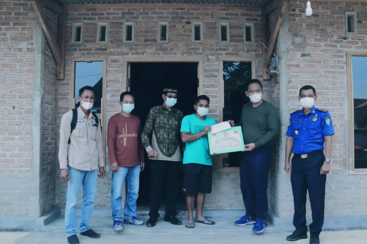 Wabup Pringsewu Serahkan Bantuan 2 Korban Kebakaran di Wonodadi