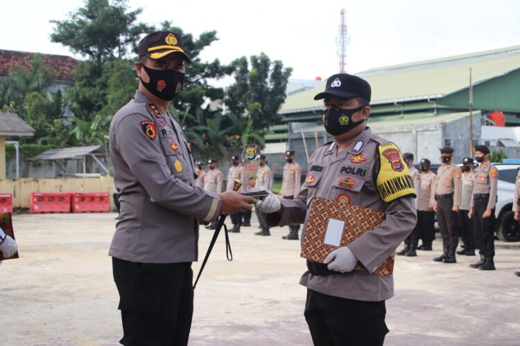 Dedikasi & Berprestasi : Bripka Andriansyah, Diberi Penghargaan Plakat & Uang Tunai