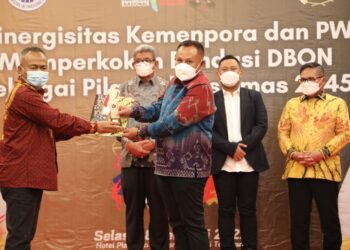 Nanang Ermanto terima Penghargaan Inisiator Olahraga dari SIWO PWI