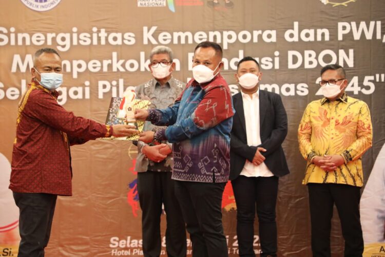 Nanang Ermanto terima Penghargaan Inisiator Olahraga dari SIWO PWI