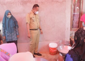 Fauzi Apresiasi KWT PKH Bersejarah Pandansurat Produksi Minyak Kelapa