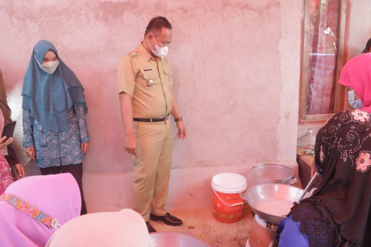 Fauzi Apresiasi KWT PKH Bersejarah Pandansurat Produksi Minyak Kelapa