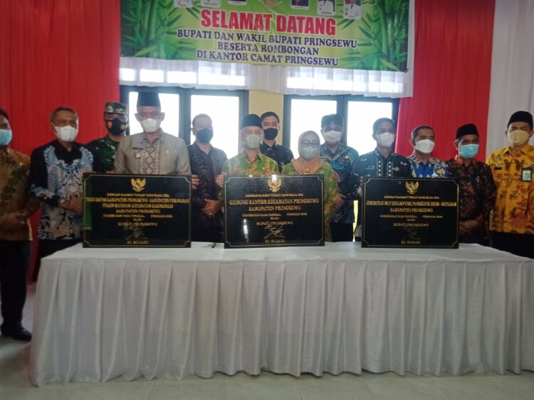 Sujadi Meresmikan Kantor Kecamatan Pringsewu, Tiga Prasasti di Tanda Tangani