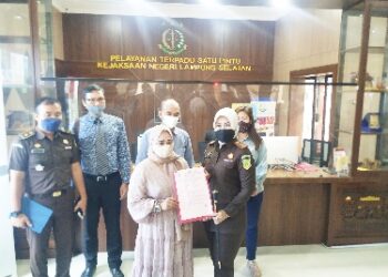 Kejari Lampung Selatan berikan penghentian penuntutan, Susanti tersenyum lega.