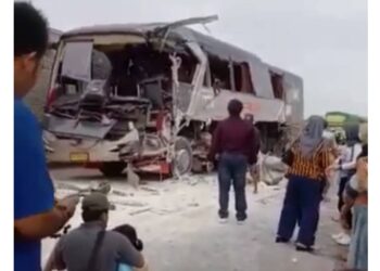 Bus Tabrak Truck, Satu Orang Tewas