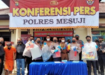 Polres Mesuji Gelar Konferensi Pers, Ungkap Kasus Perampokan Lapak Sawit