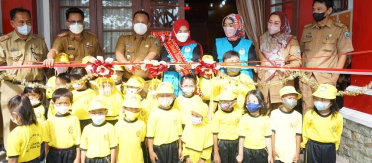 Asik santai diKebun Edukasi, masyarakat bisa baca buku di Perpustakaan.