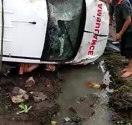 Hendak Antar Pasien, Ambulans Pekon Kampungbaru Terbalik