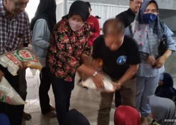 PT. Lingga Teknik Utama dan Perwakilan Pedagang Pasar Talangpadang Santuni 60 Anak
