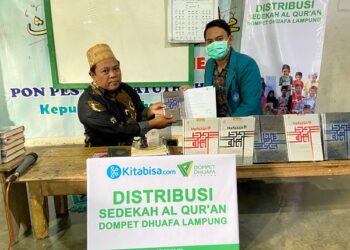 Pancaran Senyum Para Santri, Terima Sedekah Quran dari Dompet Dhuafa Lampung