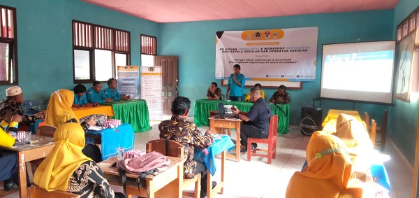 Meski Diguyur Hujan Deras, Operator dan Kepsek di RJU Tetap Semangat Ikuti Workshop Jurnalistik