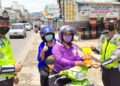 Tertib Berlalu Lintas, Pengendara Dapat Hadiah Minyak Goreng di Pringsewu