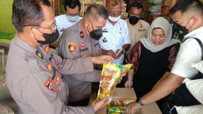 Tim Gabungan Sidak Minyak Goreng di Pasar Sarinongko Pringsewu