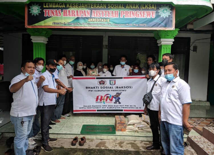 Peringati HPN 2022 HUT PWI ke 76, PWI Pringsewu Gelar Bakti Sosial di Panti Asuhan