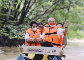 Hadiri Undangan Presiden, Ganjar Pranowo Luangkan Waktu Susuri Mangrove Center Graha Indah