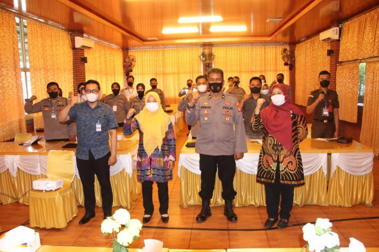 Dua Puluh Personil Polres Pringsewu Mengikut Pelatihan Peningkatan Kemahiran Berbahasa Indonesiai