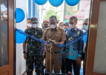 Wabup Pringsewu Fauzi Potong Pita Peresmian Gedung Sekretariat PWI Pringsewu