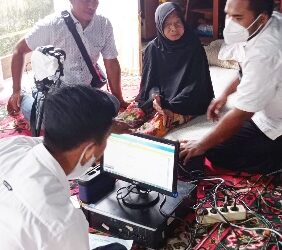 Tim Disdukcapil terus berikan pelayanan “Datangi” kerumah Warga Lansia untuk perekaman KTP.