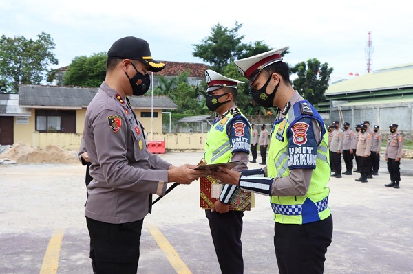 Aipda Ifan Aprilian dan Bripda Vido Utama Raih Penghargaan Dari Kapolres Pringsewu