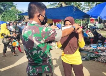 Serma Marsono bagikan masker dipasar tradisional