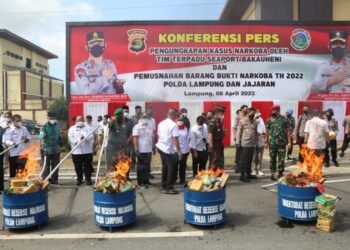 Barang Bukti Narkotika Senilai 2718 Milyar dimusnahkan Kapolda dan Nanang Ermanto.