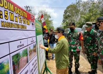 Didampingi Dandim, Bupati Tutup Kegiatan Karya Bakti TNI Tahun 2022