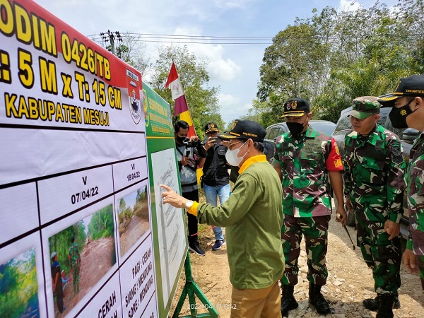 Didampingi Dandim, Bupati Tutup Kegiatan Karya Bakti TNI Tahun 2022