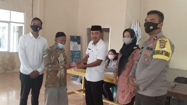 Jelang Hari Raya, Kades Brabasan Salurkan BLT-DD Triwulan Pertama