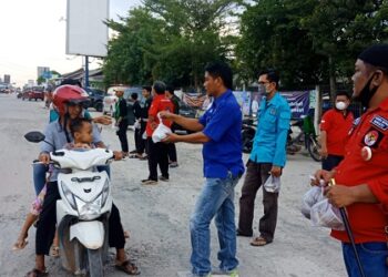 Tingkatkan Toleransi Beragama, DPC PBB Bersama PWI Mesuji Berbagi Takjil Di Bulan Ramadhan