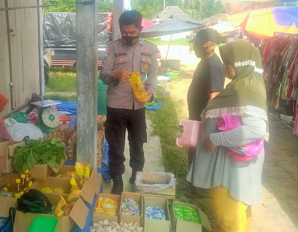 Bhabinkamtibmas Mengecek Ketersediaan Migor di Pasar Kalangan