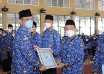 Bupati dan Wabup Way Kanan Serahkan 73 SK CPNS dan 558 AK PPPK Tahap I dan II Kabupaten Way Kanan