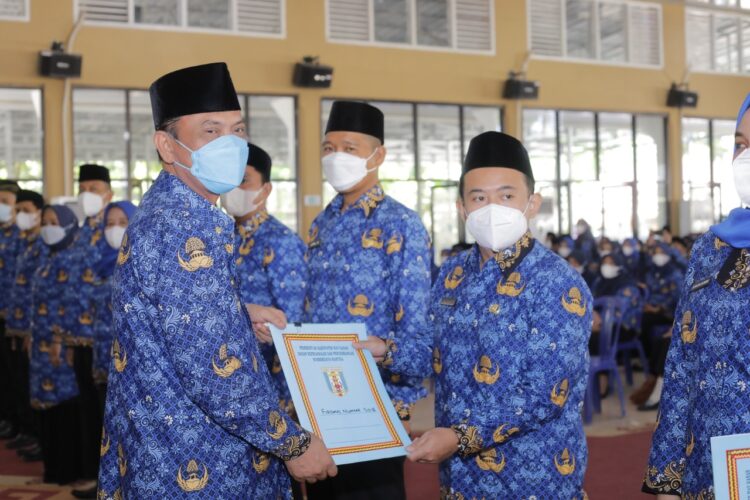 Bupati dan Wabup Way Kanan Serahkan 73 SK CPNS dan 558 AK PPPK Tahap I dan II Kabupaten Way Kanan