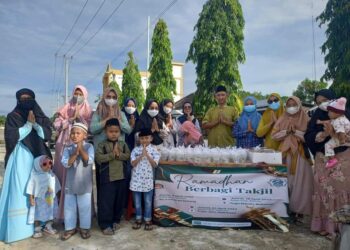 Sambut Berkah Ramadhan, Yayasan TK/SDIT Yaban Mesuji Rutin Bagi-bagi Takjil
