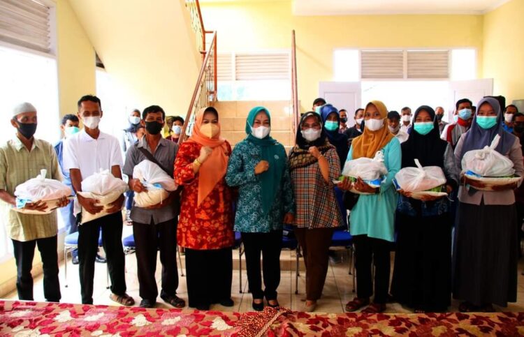 Ketua PKK Lampura Serahkan Sembako Kepada Supir Dan Petugas Kebersihan
