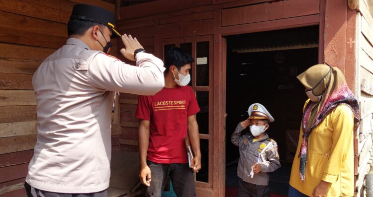 Polisi Bantu Biaya Pendidikan Bocah Kelainan Mata Asal Talangpadang dan Memfasilitasi Operasi Mata
