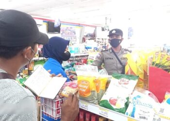 Antisipasi Penimbunan Minyak goreng, Polsek Banjit Cek Toko dan Pasar