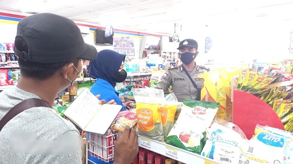Antisipasi Penimbunan Minyak goreng, Polsek Banjit Cek Toko dan Pasar
