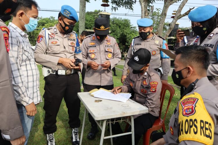 Wakapolres Way Kanan Cek Senpi Anggota Hingga Amunisi