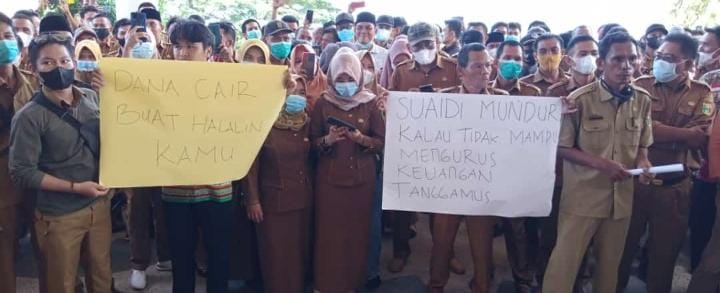Puluhan Aparat Pekon Mendemo Pemkab Tanggamus, Ada Apa Ya?