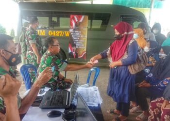 Kodim 0427/Way Kanan Salurkan Bantuan Tunai Pedagang Kaki Lima, Warung dan Nelayan