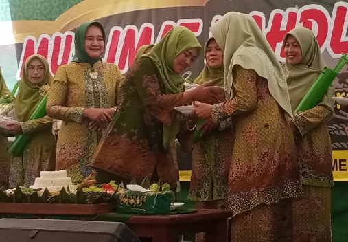 Harlah Ke-76, Muslimat NU Pringsewu Dilantik