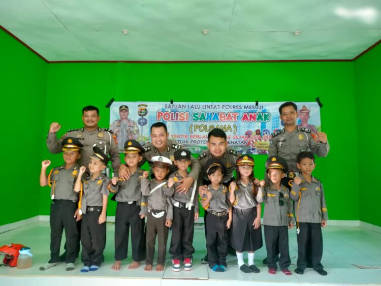 Sosialisasikan Tertib Berlalu Lintas Dan Vaksinasi Covid Sejak Dini, Satlantas Polres Mesuji Lakukan Giat Polsana